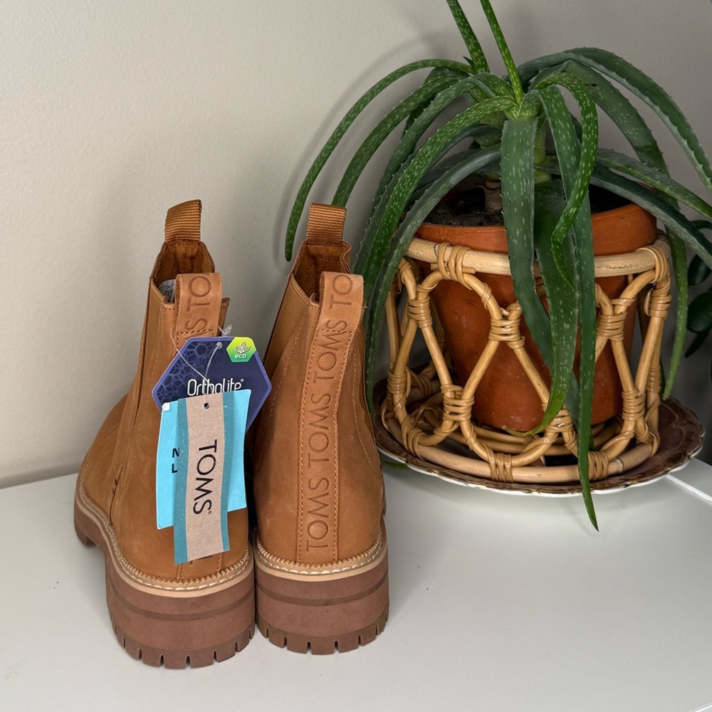 TOMS Dakota Chelsea Boots Women 8 Tan Water Resistant Leather NWT Lug Sole - Picture 4 of 14